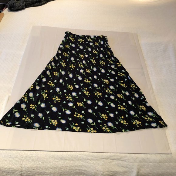 Holt Renfrew A Line Floral Skirt Size 4 - Picture 2 of 10